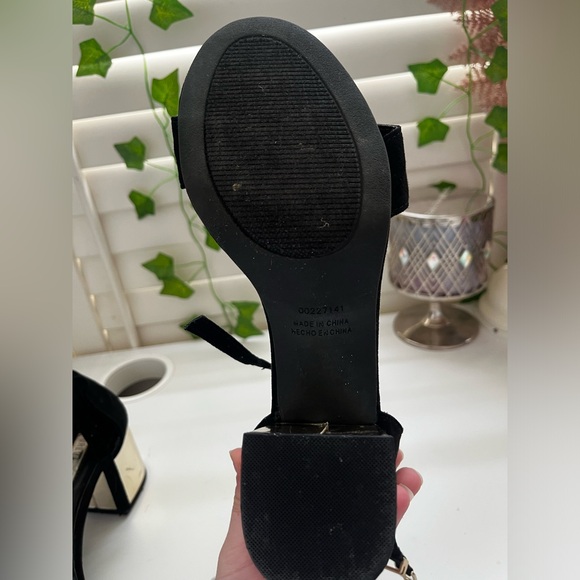 Forever 21 black & gold 2 inch heels - Picture 10 of 11